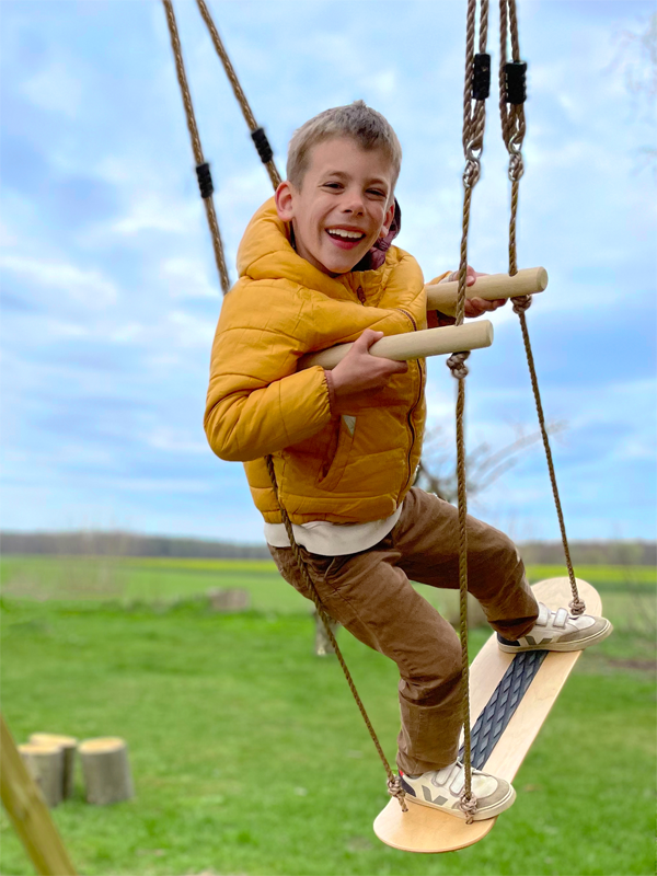 Drewniana huśtawka z deskorolką Small Foot - obrazek 3