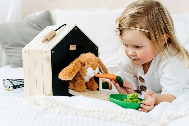 Domek z królikiem pluszowym Small Foot - obrazek 2